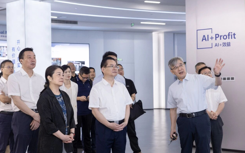 全国政协常委、民革中央副主席刘家强带队调研威廉体育技术，，，，，，共探人为智能与工业深度融合蹊径